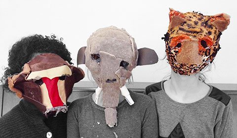Kinderen met zelfgemaakte maskers van stof